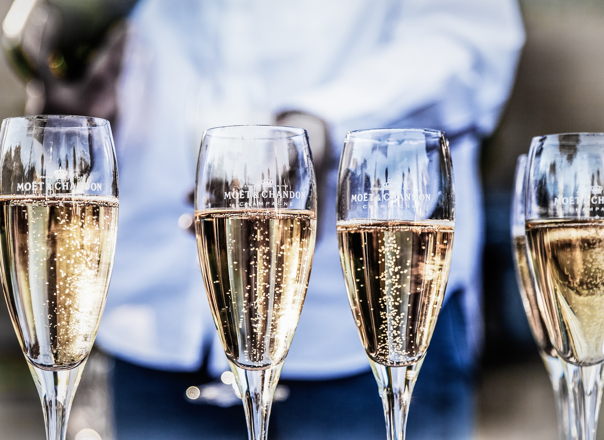En sommelier fyller champagneglas från Moët & Chandon inför en vinprovning