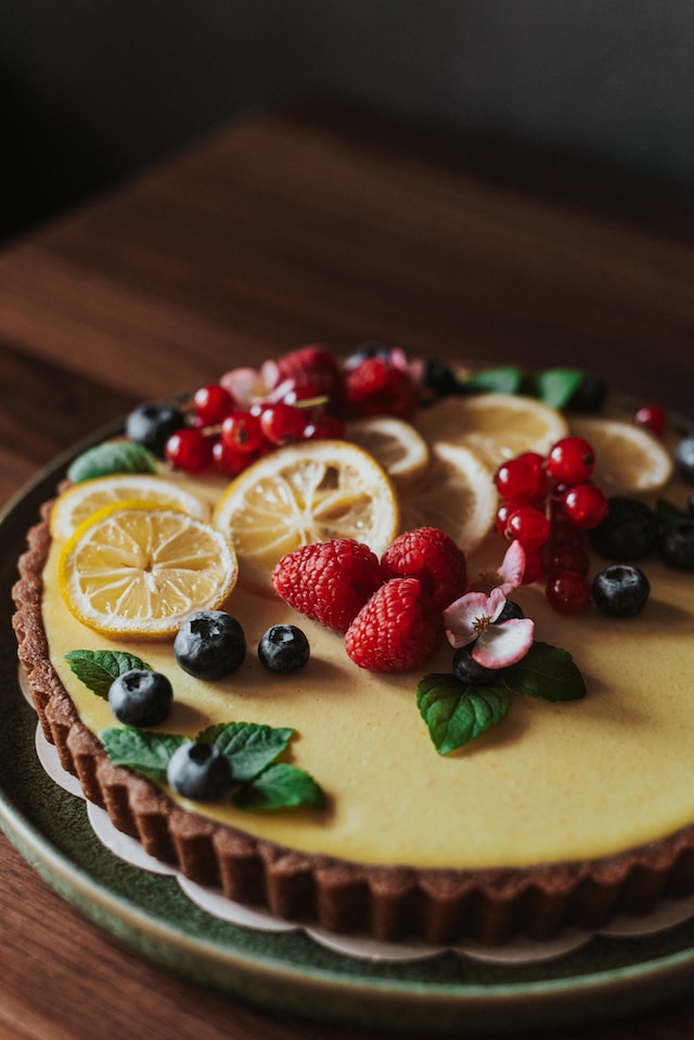 Desserttalrikar kan matcha en dessert med färg och form