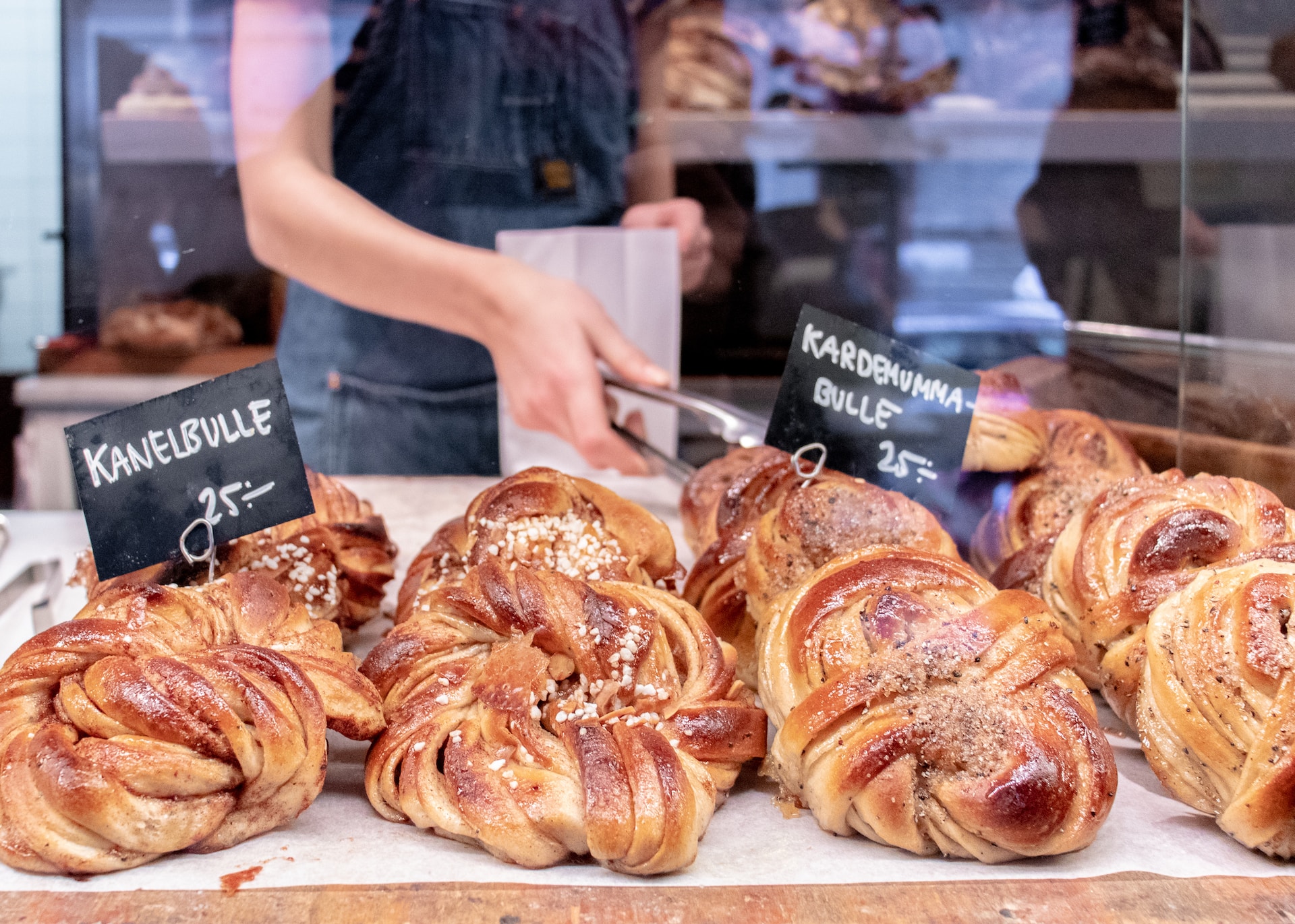 De här bullarna gick snabbare att producera tack vare de Ankarsrum Köksmaskiner som finns på caféet